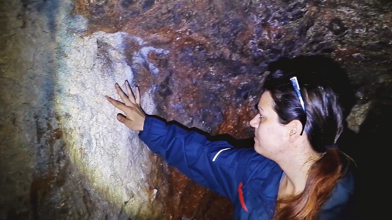 Höhle erkundet