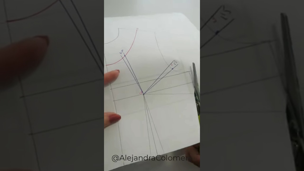 PINZAS CORRECTIVAS EN ESCOTE Y SISAS. Tutorial completo en mi canal de You Tube #patternmaking #diy