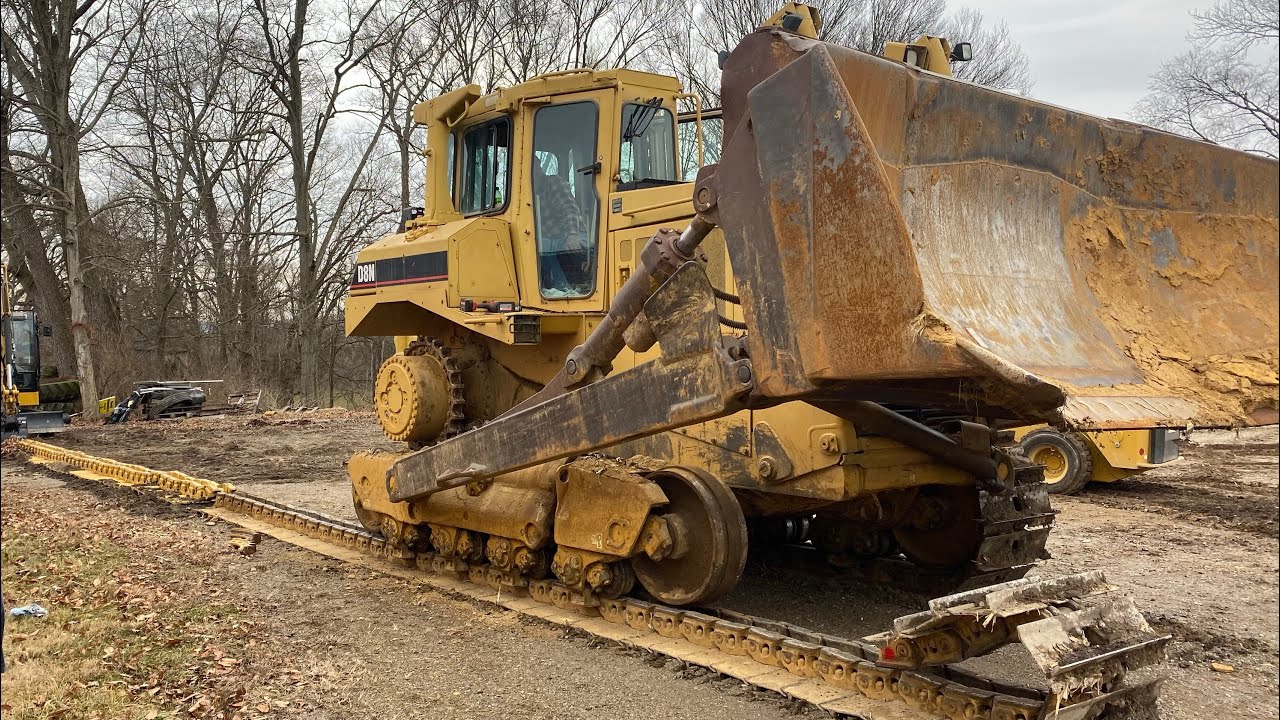 Замена гусениц на Cat D8 обернулась поломкой деталей и разрушением