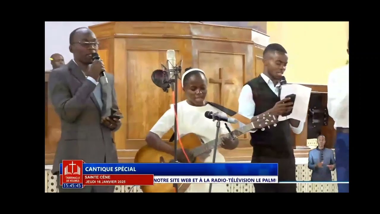 La sœur Gracia Mawono et son groupe chante.