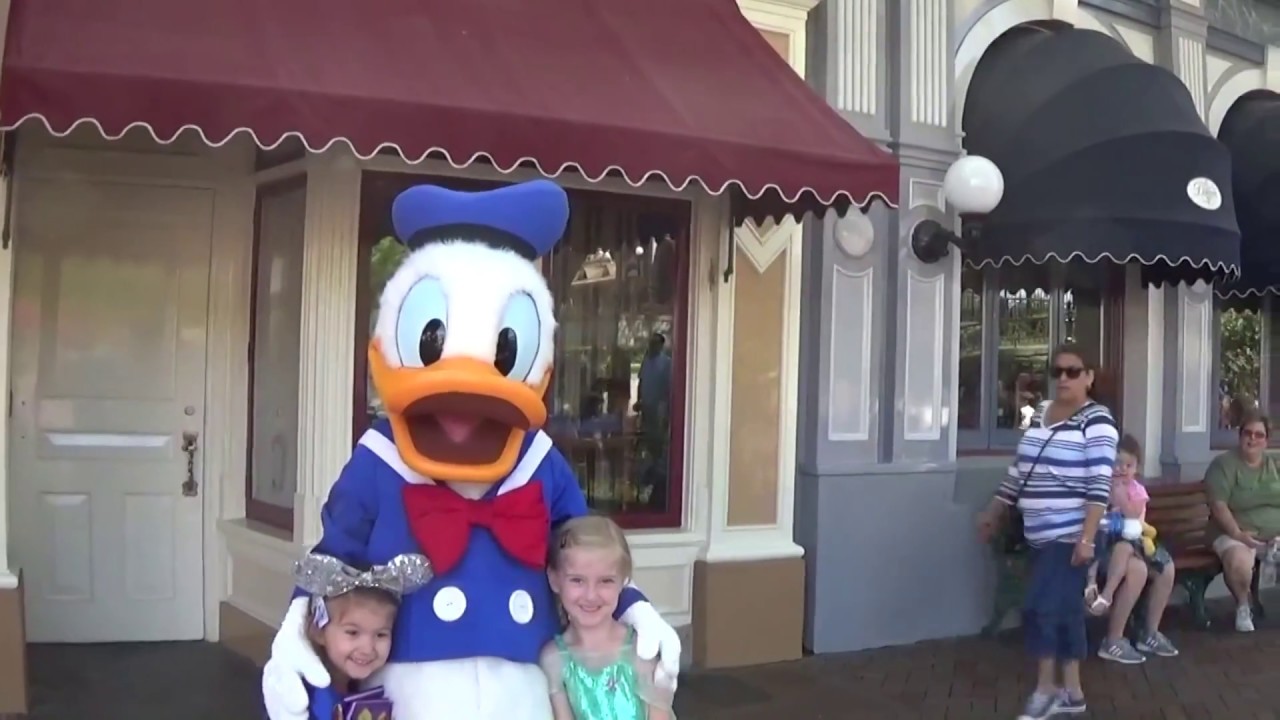 Meeting Donald Duck in Disneyland  Main St USA 2017