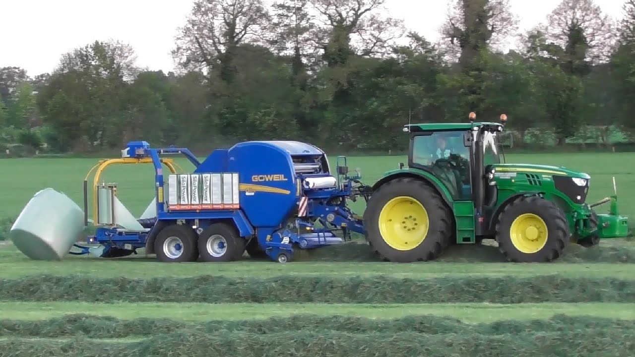 Baling silage with JD & Göweil