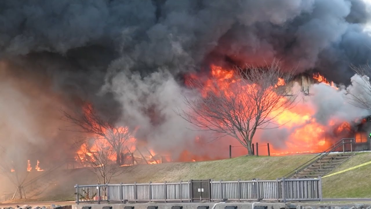 大火事その１　墨田区　旧中川　化学工場で火災　12月27日　対岸の火事