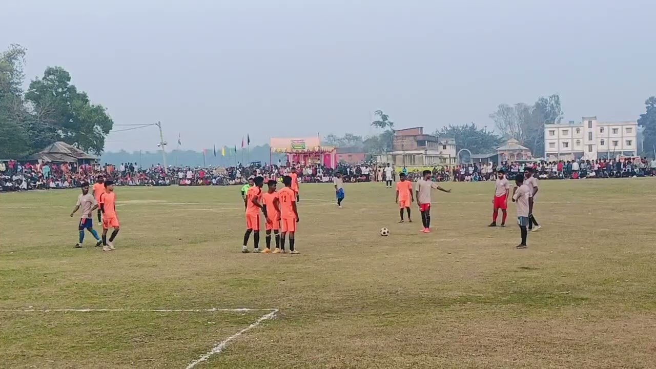 ছেলেদের ফুটবল খেলা