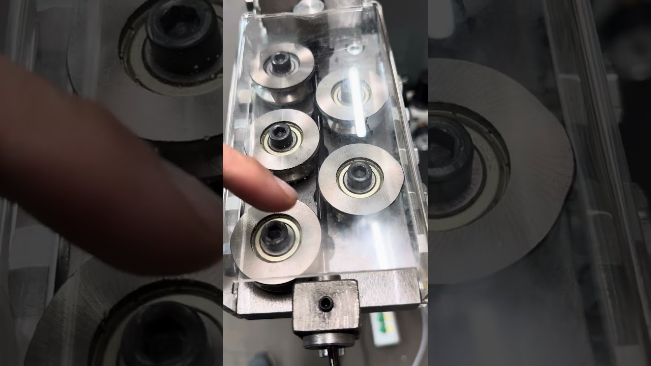 Drahtbiegemaschine starten und Draht Führung einstellen