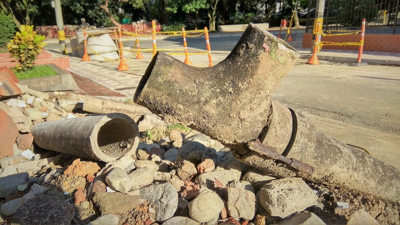 Cómo CAMBIAR ALCANTARILLADO antiguo de CONCRETO a PVC Edificio # 1 🔨 Medellín 🇨🇴 Vídeo vertical