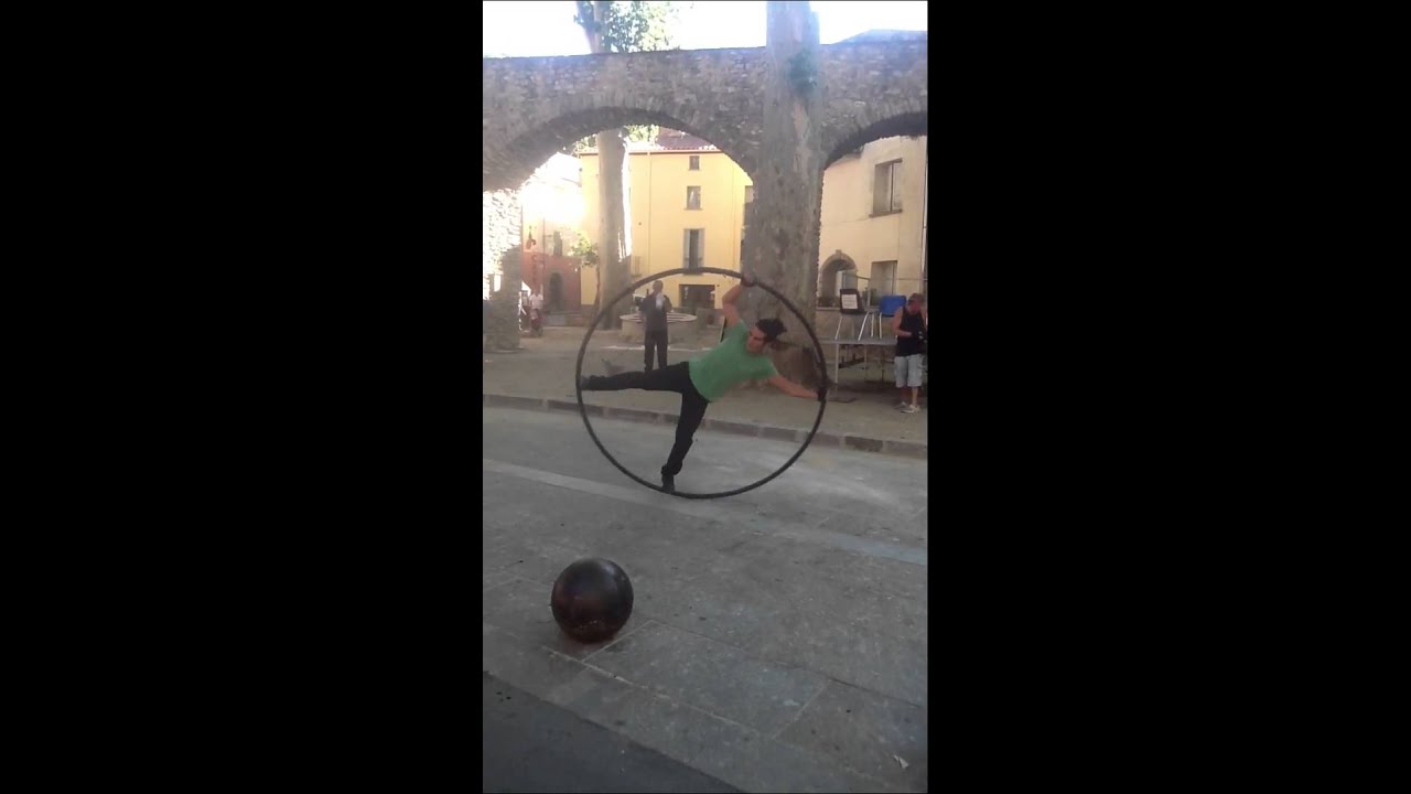 Ceret street performer ring spinning 