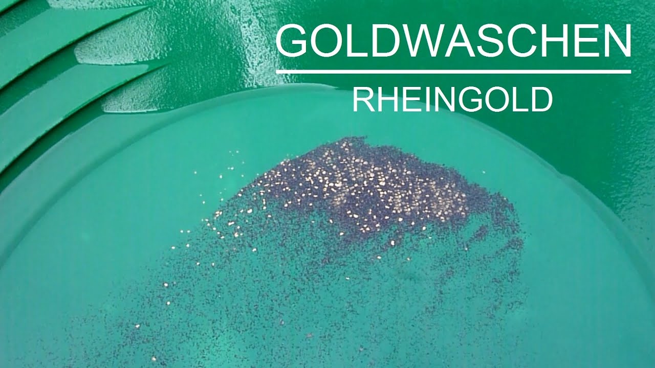 Goldwaschen - Rheingold-Goldflitter mit der Pfanne aus dem Black Sand-Konzentrat herauswaschen
