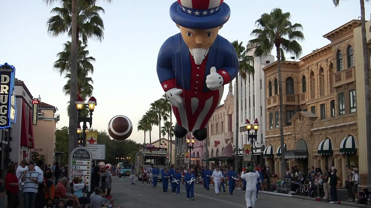 Macy's Holiday Parade - Universal Orlando