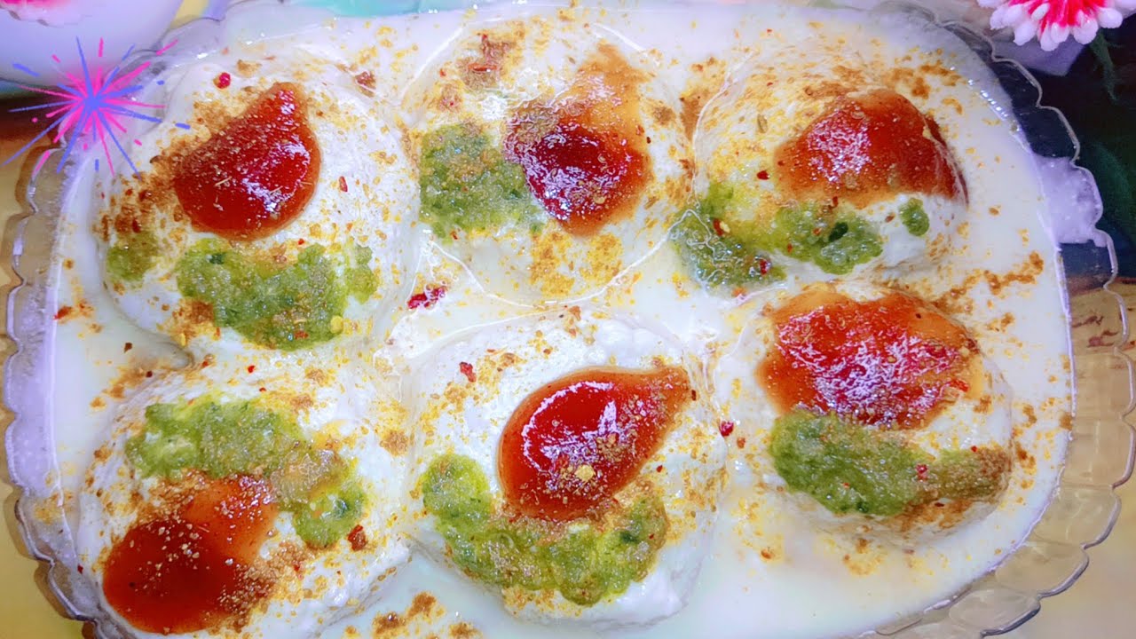 Homemade unique🤩 doughnut shape🤔 Dahi Vada😋 with green chutney and imali chutney. 
