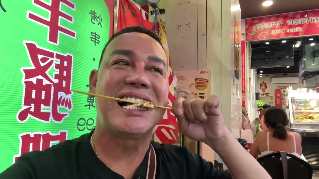 Minh Dũng cùng đoàn đi ăn mì chỉ,xiên que,uống nước khổ qua trắng ngon xuất sắc 