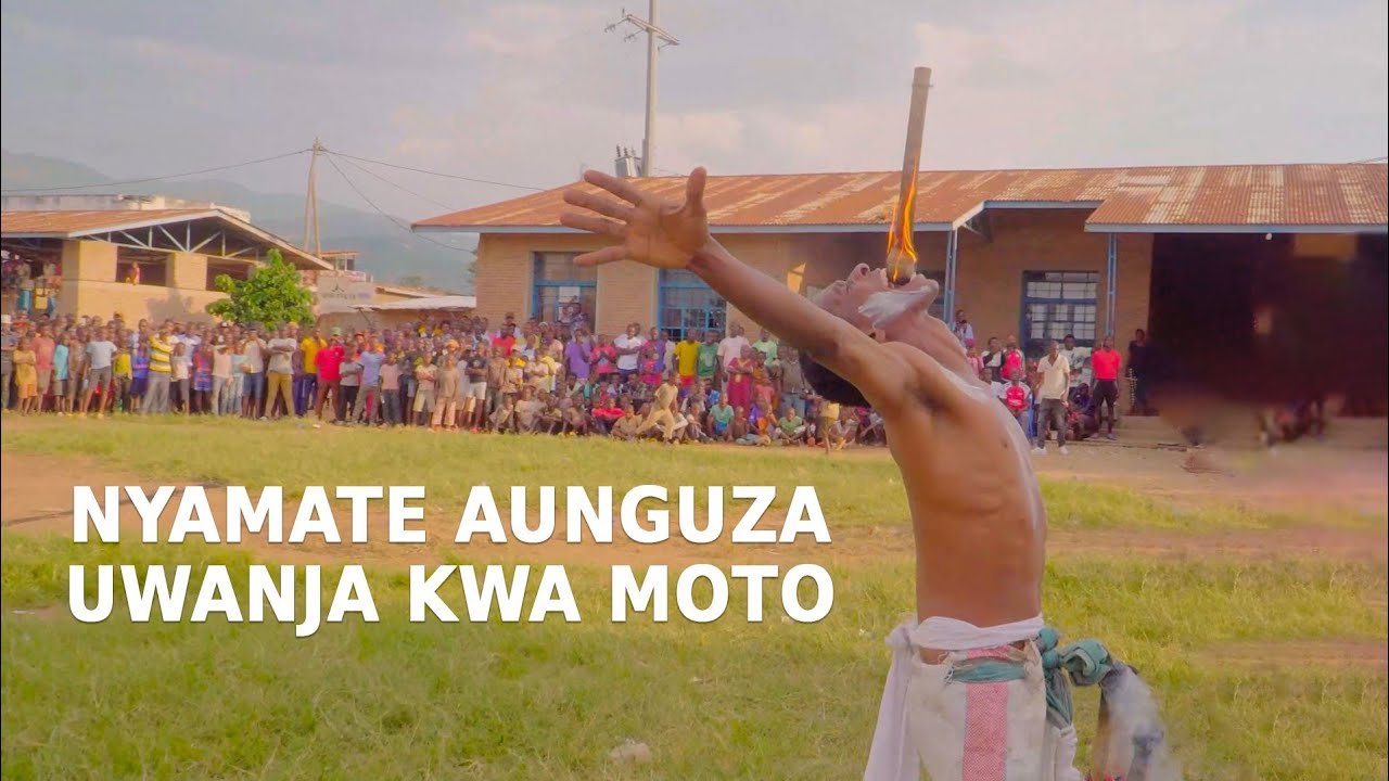 NYAMATE AUNGUZA UWANJA KWA  MOTO WAKISHILIKINA.