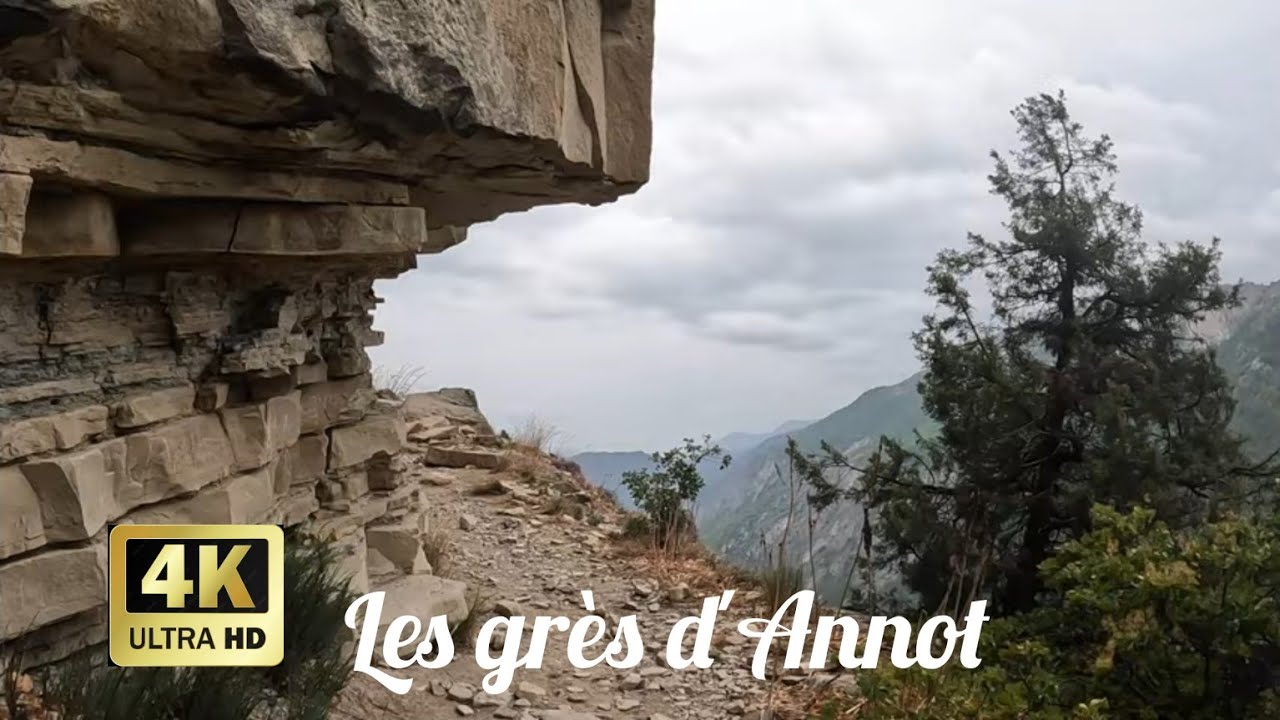 les grès d Annot, et le village d Annot. Alpes de haute Provence