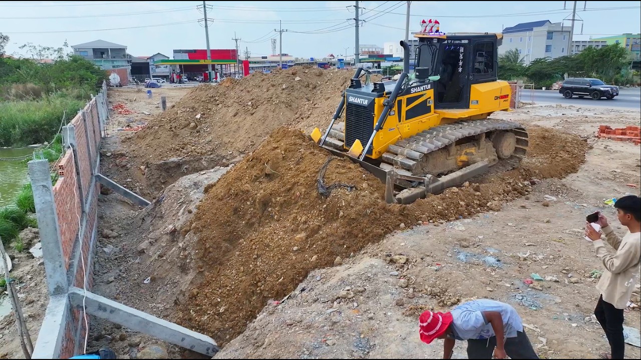 Interesting!!Bulldozer SHANTUI C3 Push Soil Fill In The Gap Between The Fences.
