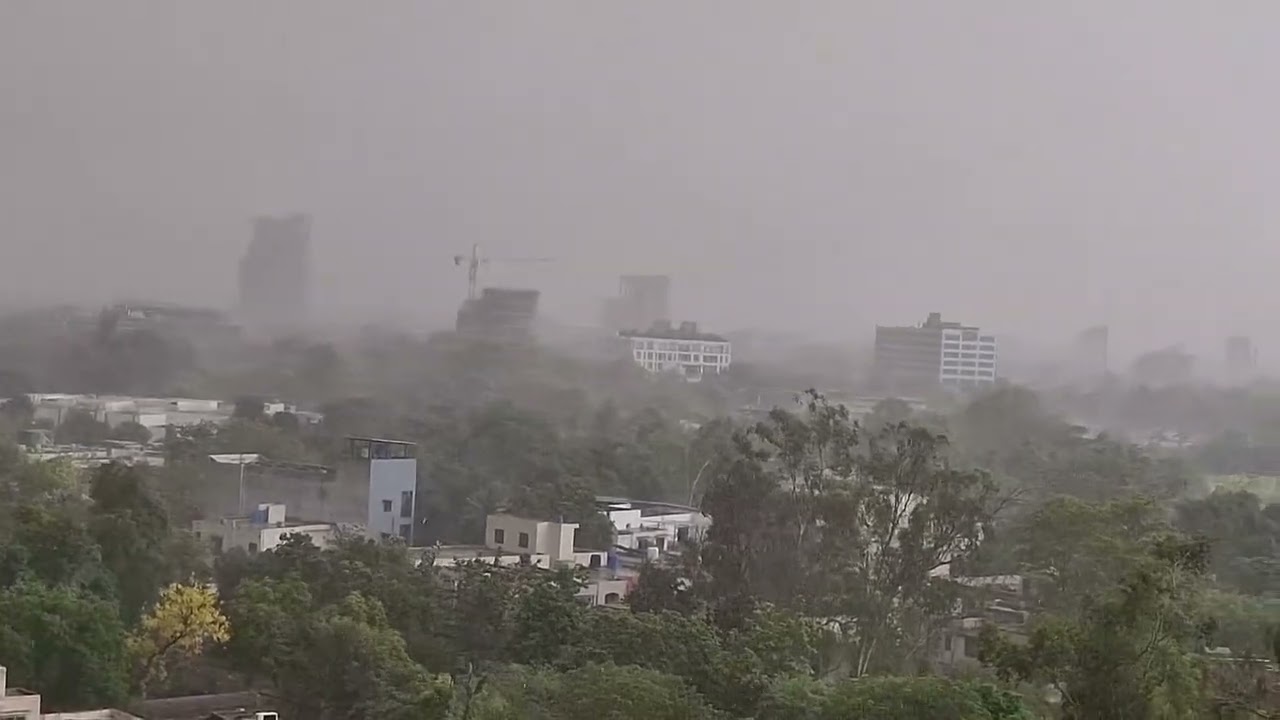 Heavy Rain Started in Gulberg Lahore 