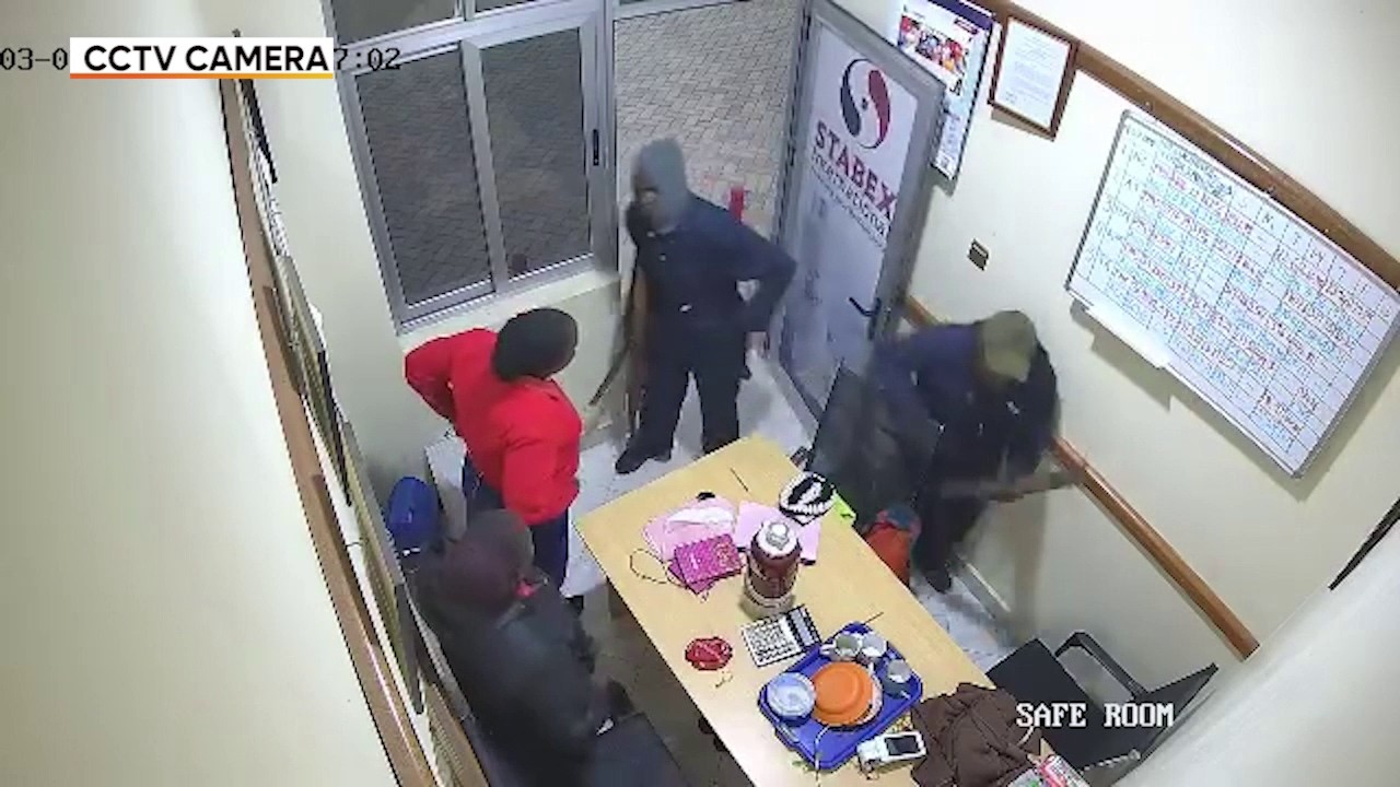 Выжившие после ограбления автозаправочной станции Stabex в Матугге плачут.