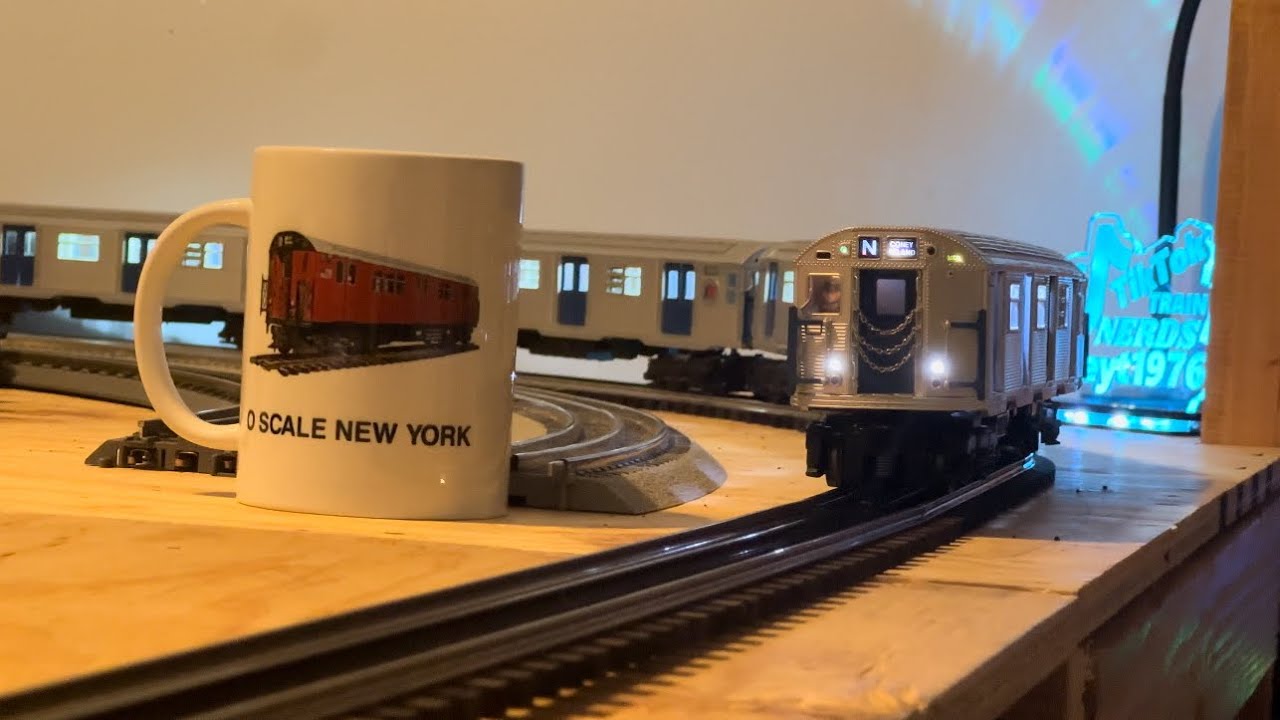 Unboxing an MTH Premier R32 Subway set