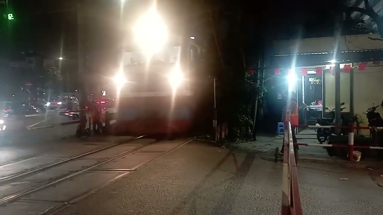 D19E - 929 kéo tàu SE6 về ga Hà Nội qua chắn Kim Liên C có toa Pepsi