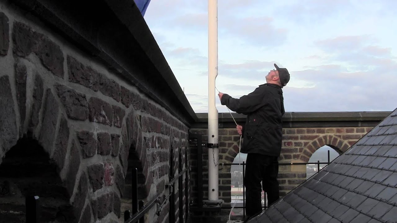 Vlag hijsen op kerktoren Oirschot