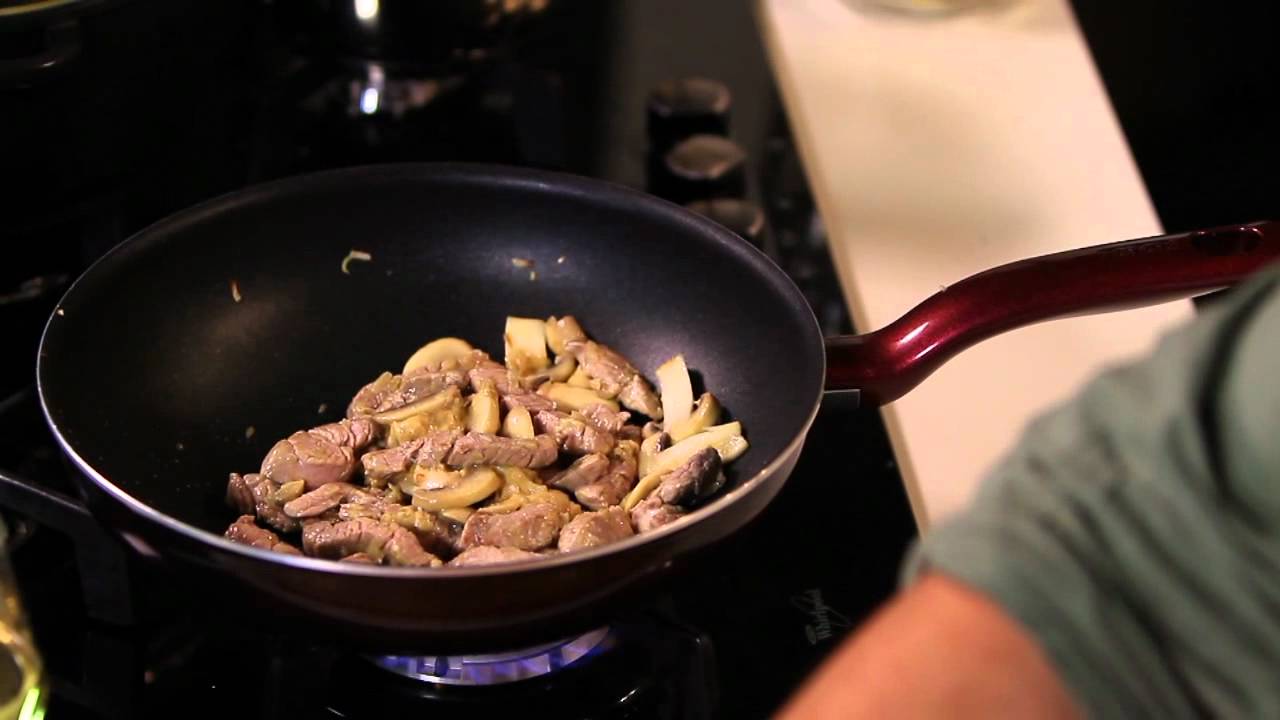 Kuhari : Mate Janković - Sote od svinjetine i kiselih krastavaca sa majčinom dušicom