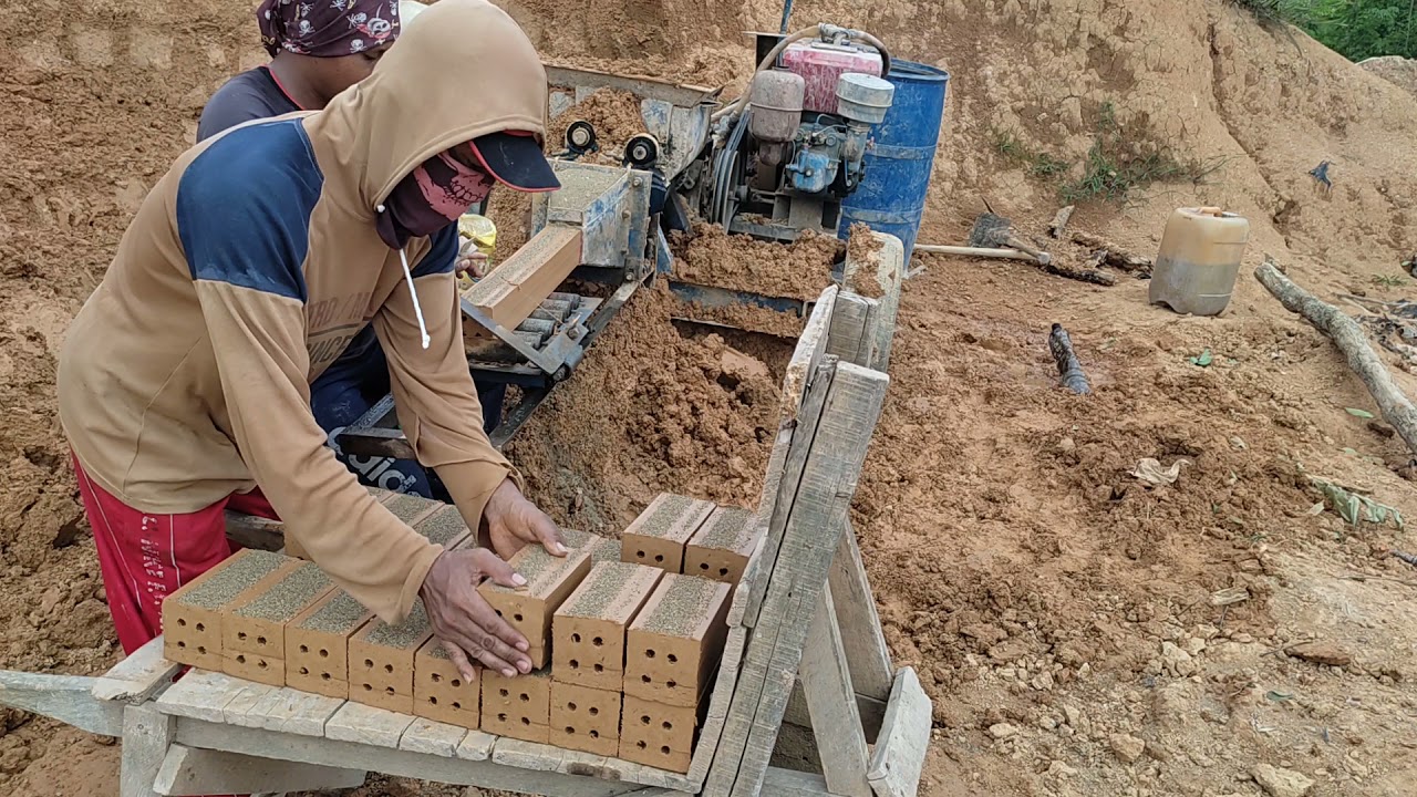 aktifitas keseharian para pekerja pembuat batu bata