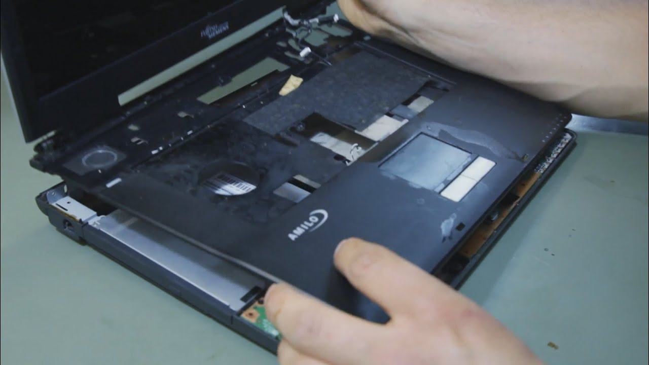 Laptop zalany kawą. Naprawa laptopa po zalaniu. Czyszczenie płyty gł&oacute;wnej.