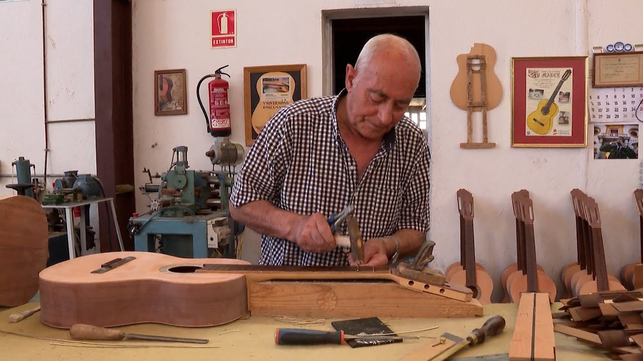De la madera a la música: así se construye una guitarra en Salamanca