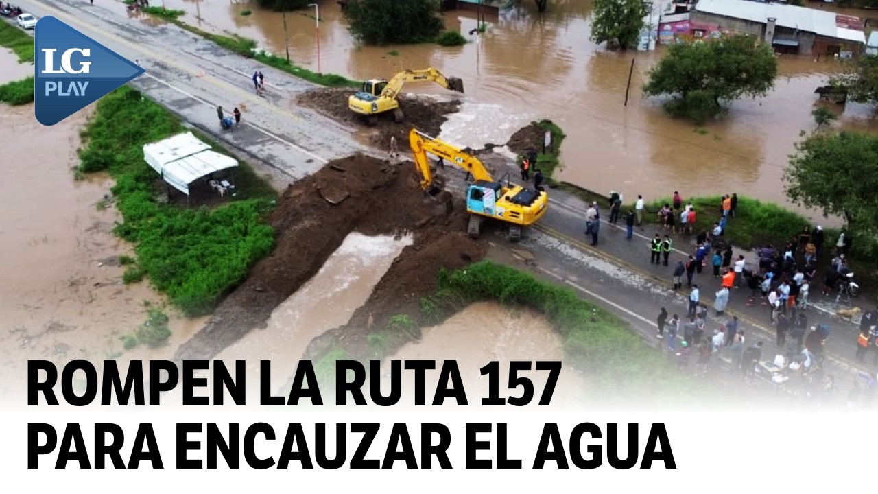 Rompen la ruta para redirigir el cauce de la corriente de agua