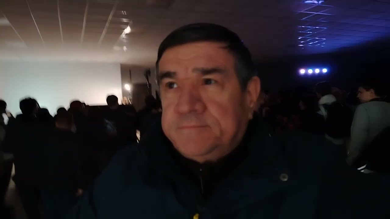 Астраханские рок-музыканты демонстрируют свои таланты, а зрители восторженно аплодируют и танцуют.