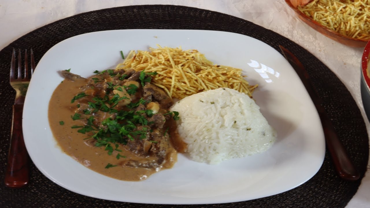Delicie-se com o melhor Strogonoff de Carne de todos os tempos, receita incrível e fácil de fazer.