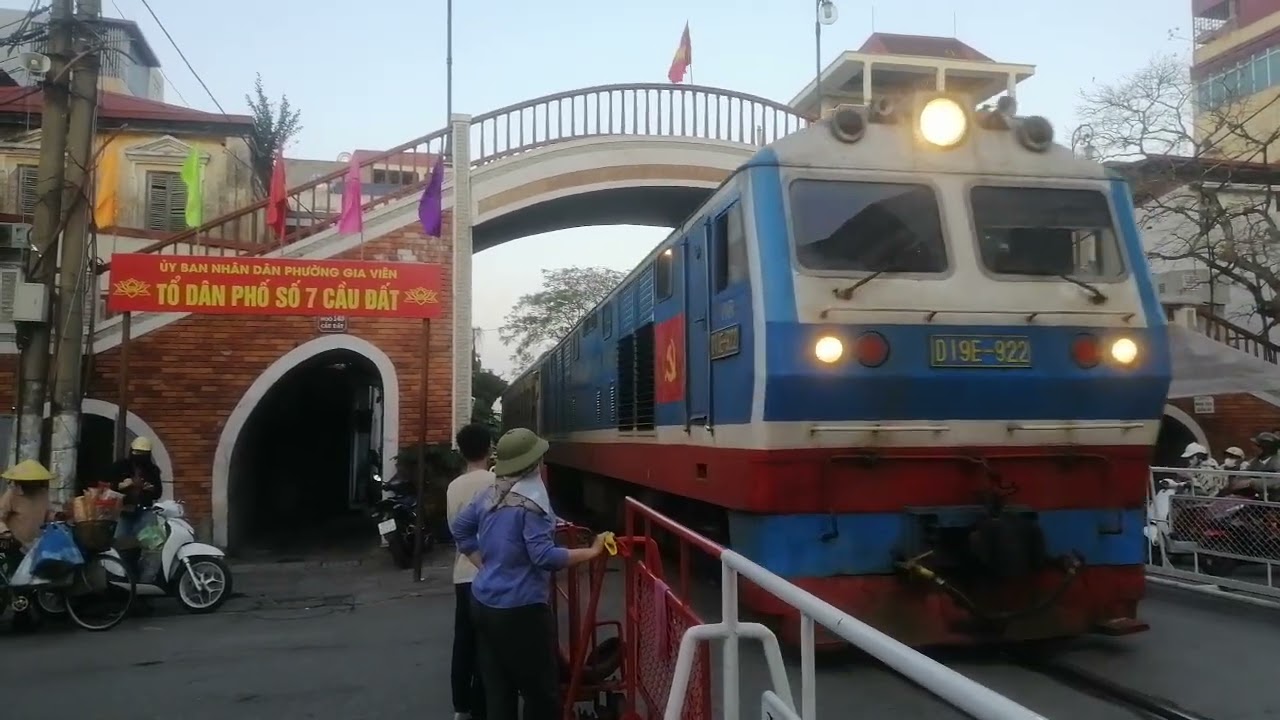 D19E-922(CKD7F 0022) KÉO TÀU KHÁCH HP16 RỜI GA HẢI PHÒNG TRÊN ĐƯỜNG SẮT SỐ 2 QUA CHẮN CẦU ĐẤT 