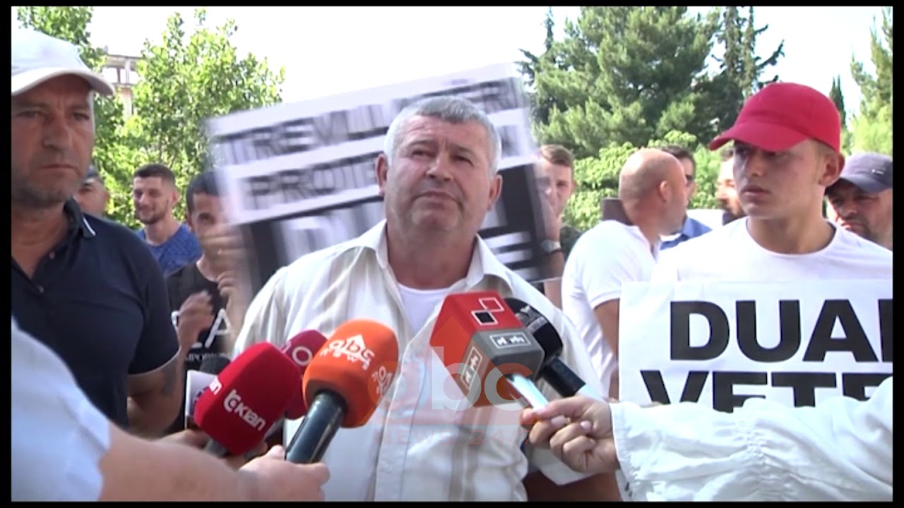 Vlore, banoret e fshatit Trevellazer futen brenda ne bashki | ABC News Albania