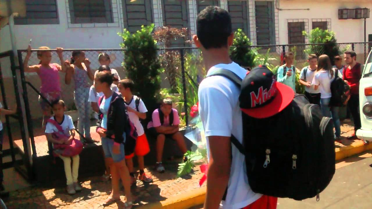 Surpresa Na Frente Da Escola Para Namorada