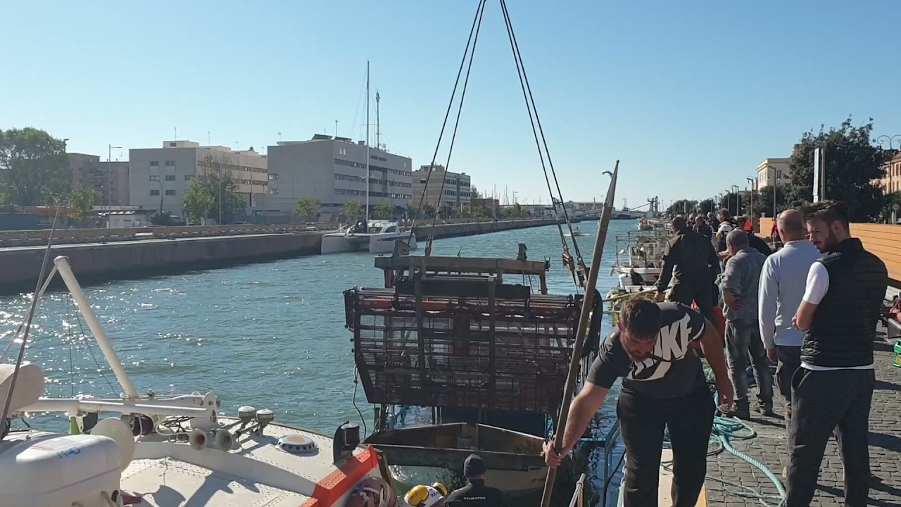Peschereccio affondato nel porto canale di Fiumicino: le operazioni di recupero