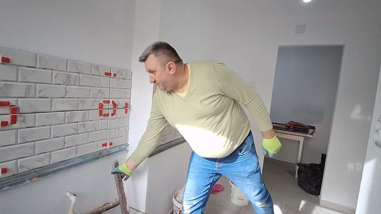 Montare faianta intr-e corpuri bucatarie/#constructii #amenajariinterioare #renovare #ideiamenajare