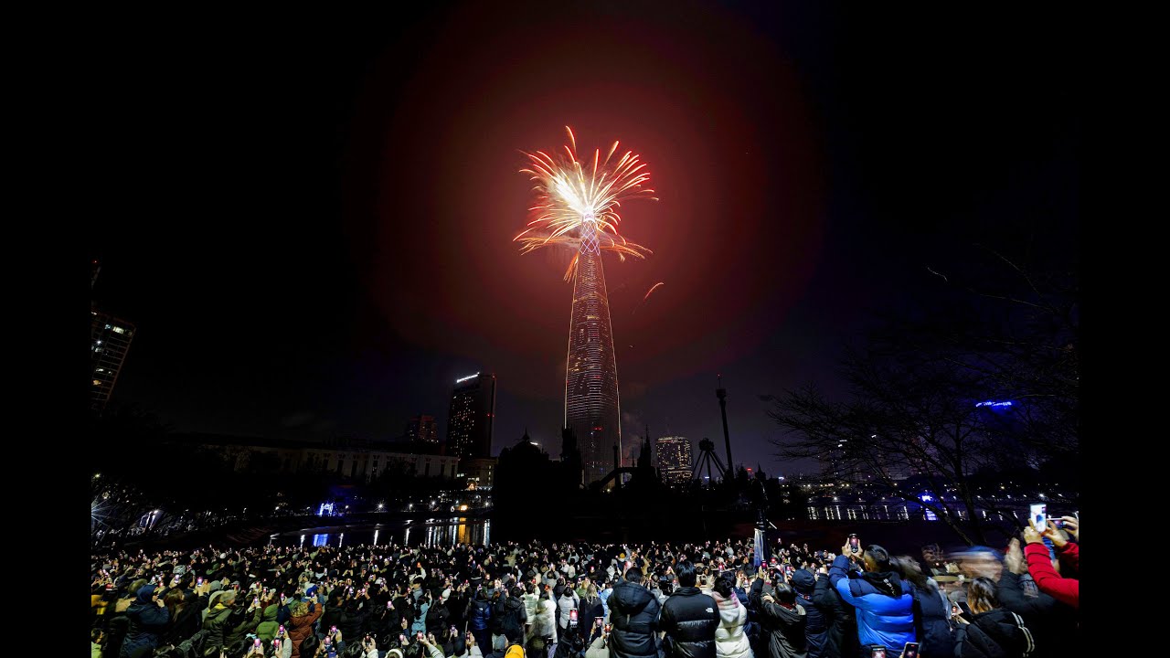 [영상] 롯데월드타워, ‘LIGHT UP 2024’ 신년 카운트다운 진행