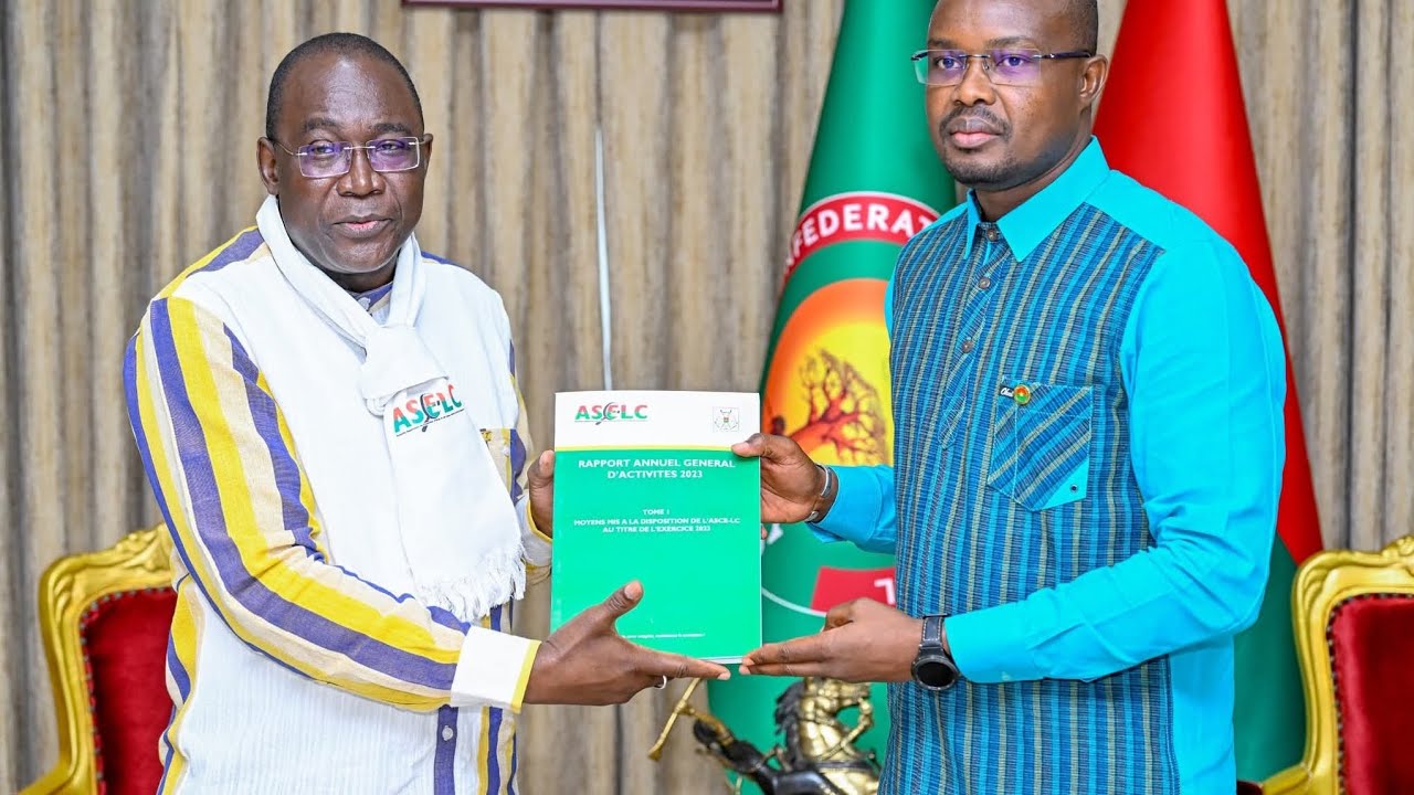 Le Premier ministre Rimtalba Jean Emmanuel Ouédraogo reçoit le rapport de l'ASCE-LC