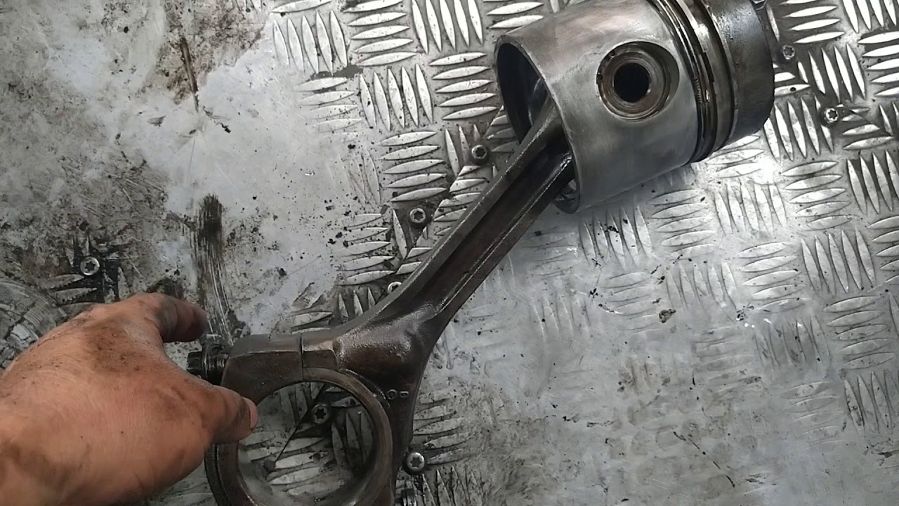 Cómo va instalada la biela en un pistón del Mercedes 352