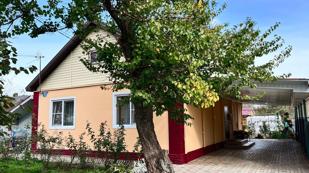 В этом доме есть всё, что нужно для жизни на юге: летняя кухня, банька, плодородный участок!