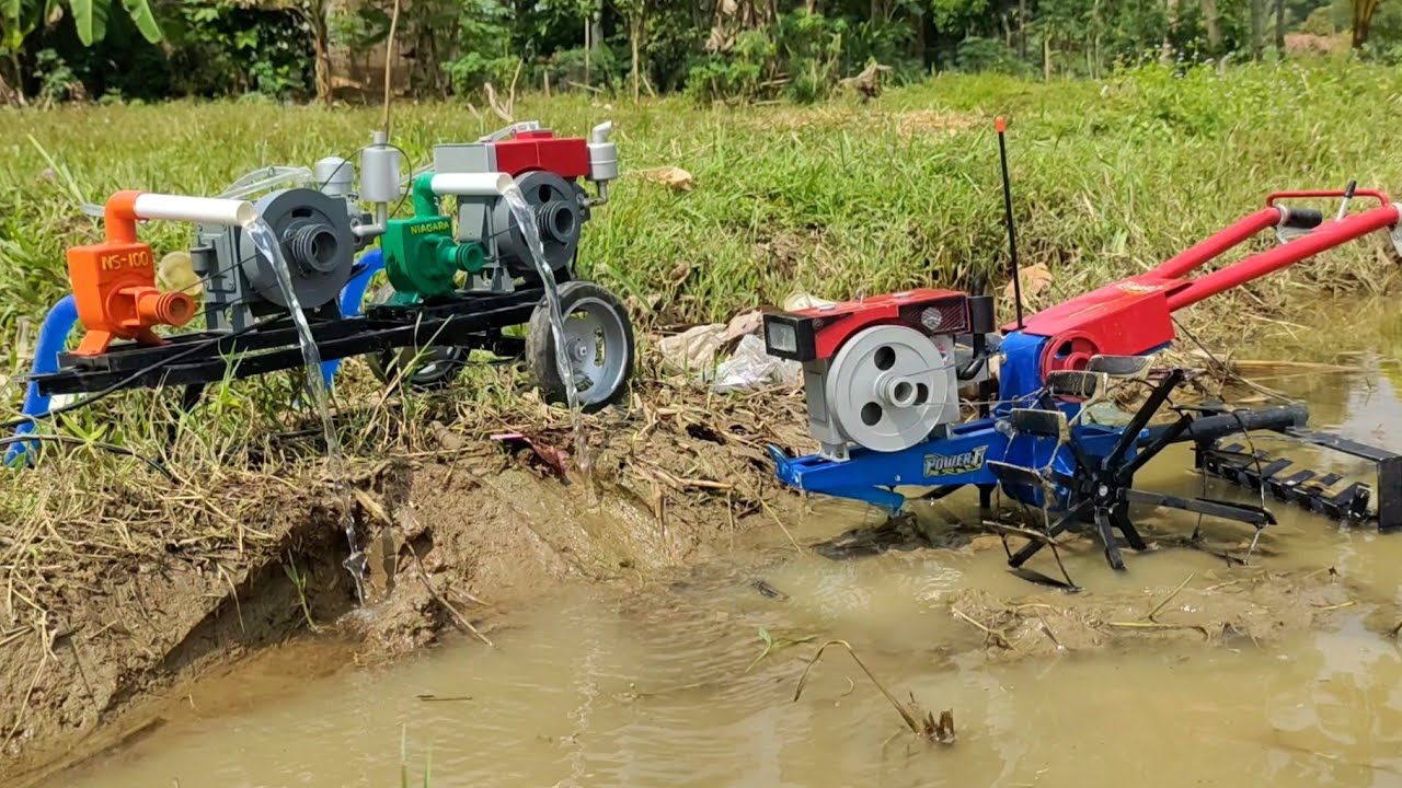 Traktor sawah bekerja membajak dan mesin pompa air mengisi sawah