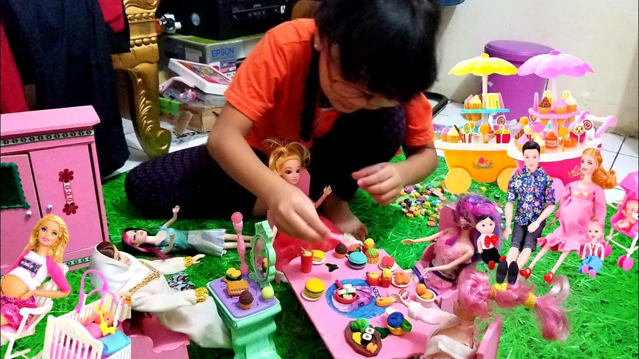 Barbie Pesta Makan Di Sekolahan ❤ Shafeea Hanum Main Boneka Barbie Pesta Makanan Bohongan