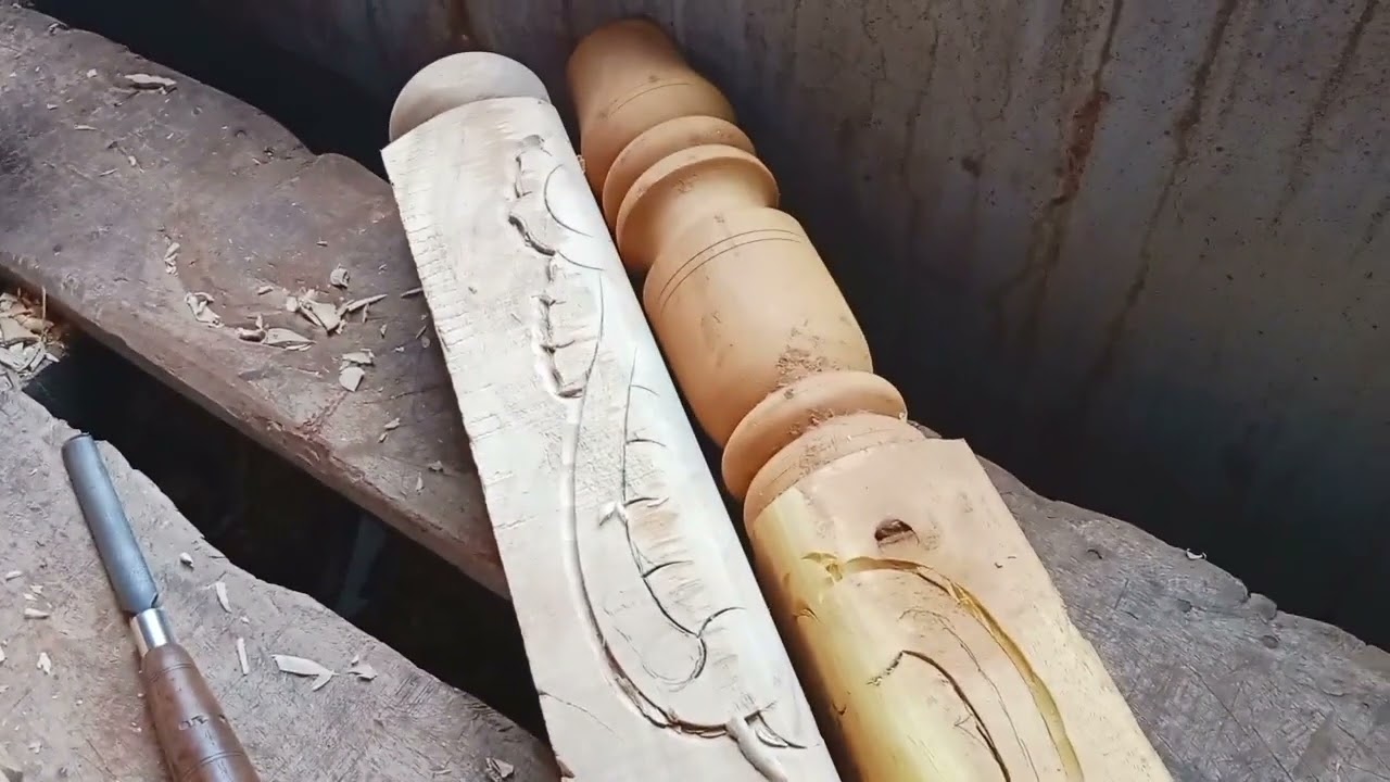 খাটের পেছন ভোটের পায়ে নকশা করা হচ্ছে হাতে 