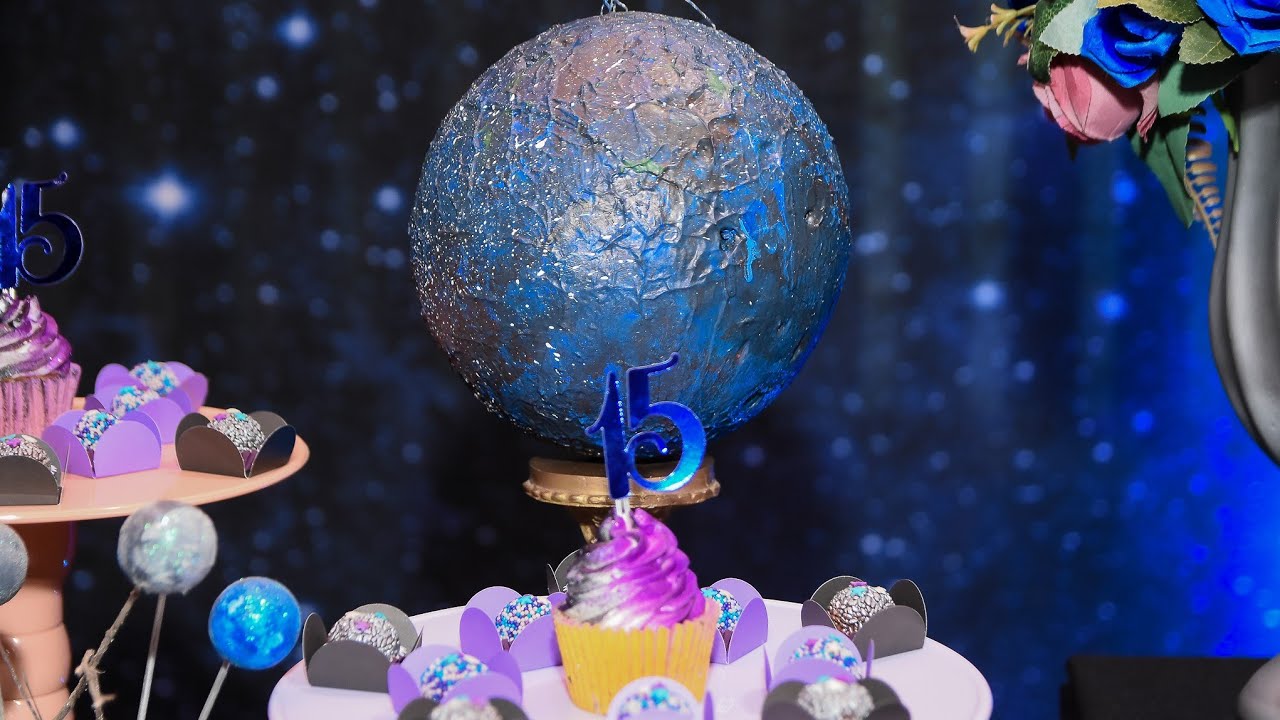 Fiz planetas para festa de galáxia com bolas de isopor reciclada