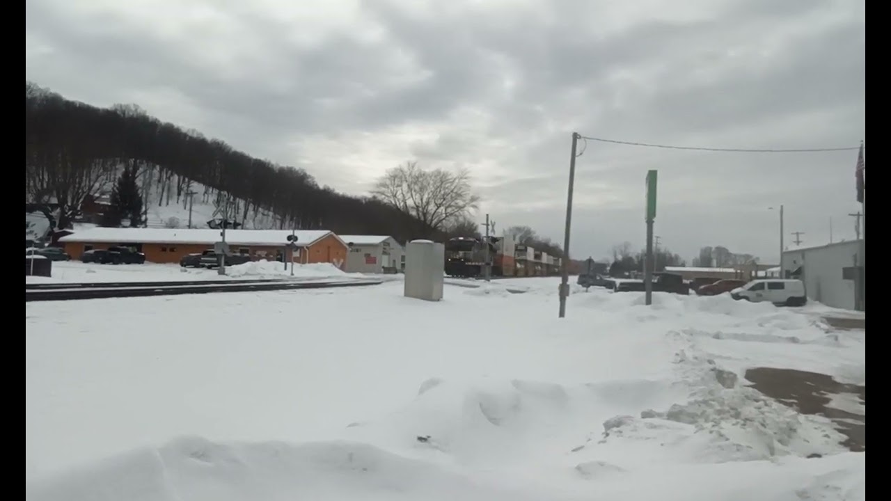 NS 8006 rolls by