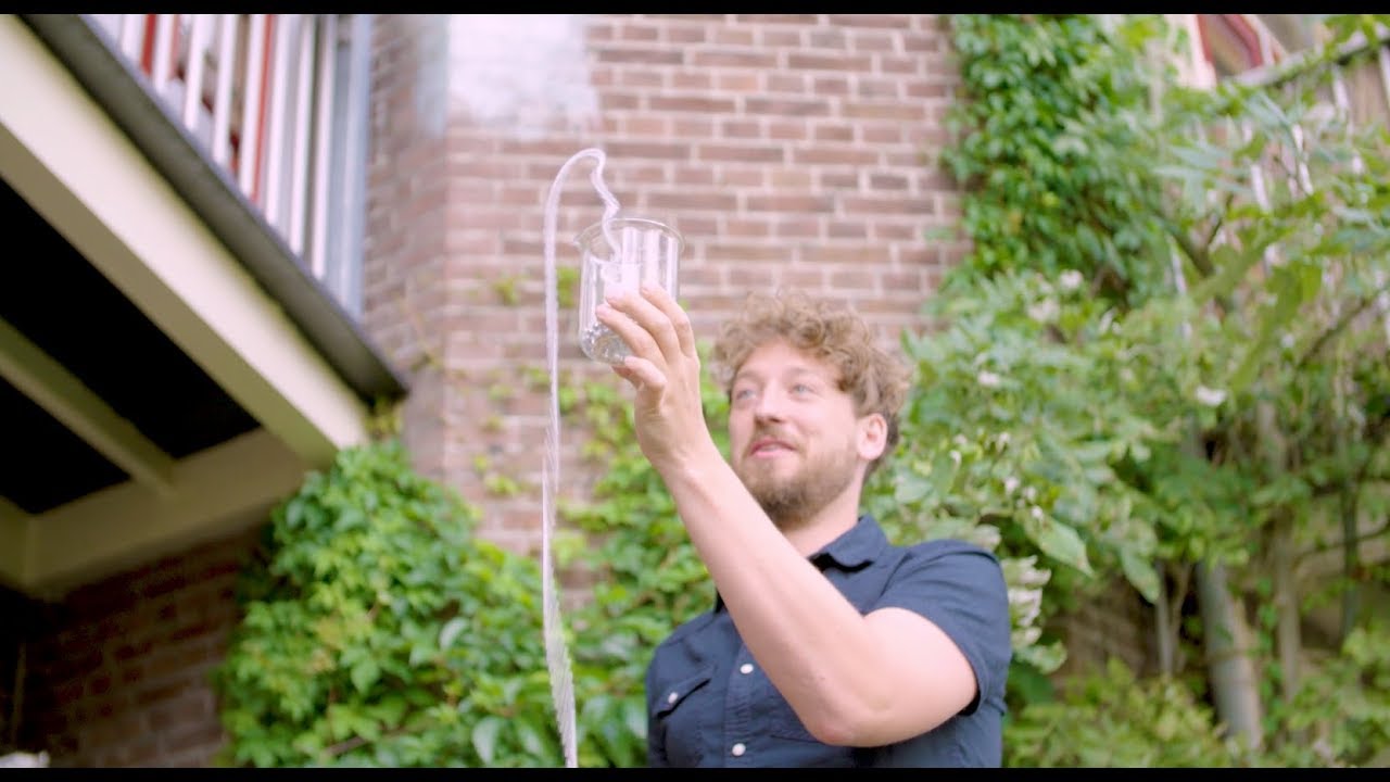 Hoe kan een kralenketting OMHOOG vallen?