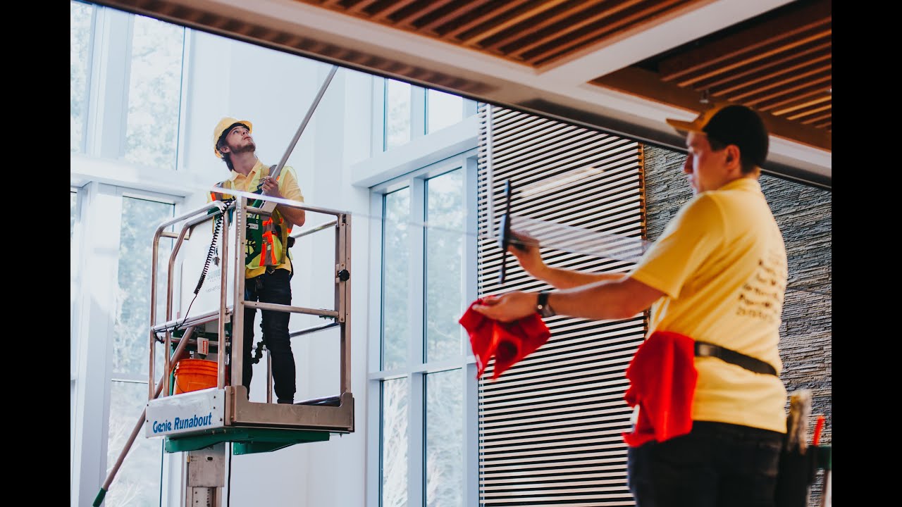 How to Squeegee Clean a Window - The right way