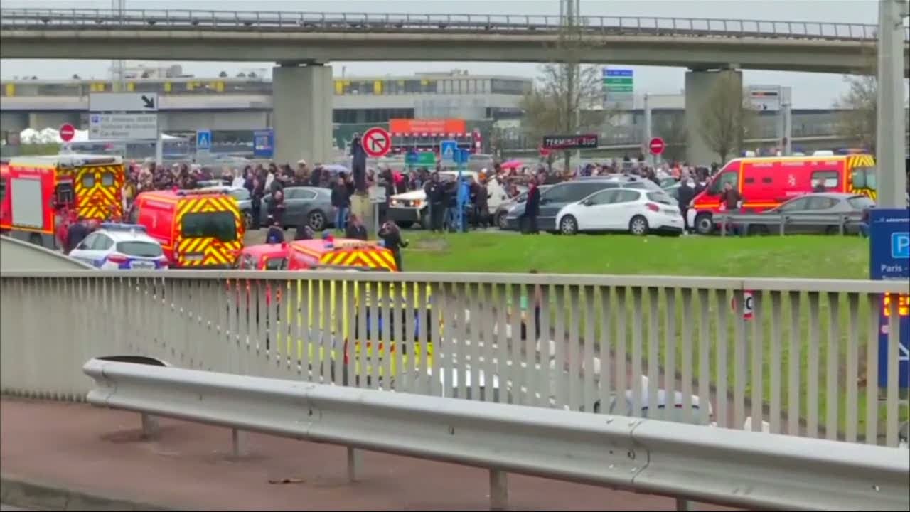 M&ouml;jligt terrorbrott vid flygplats - Nyheterna (TV4)