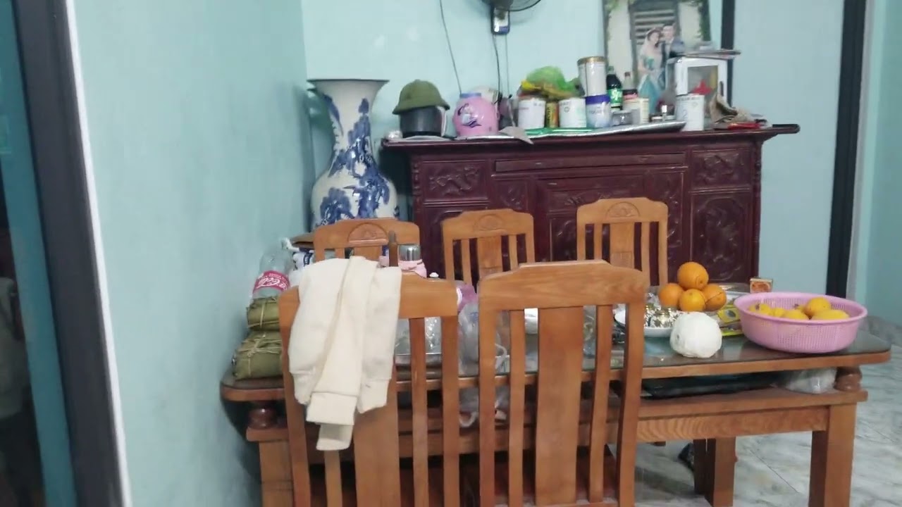 Bà cùng con cháu đi chúc tết ông tranh thủ tác nghiệp khuôn cảnh tết gia đình năm Bính Ngo