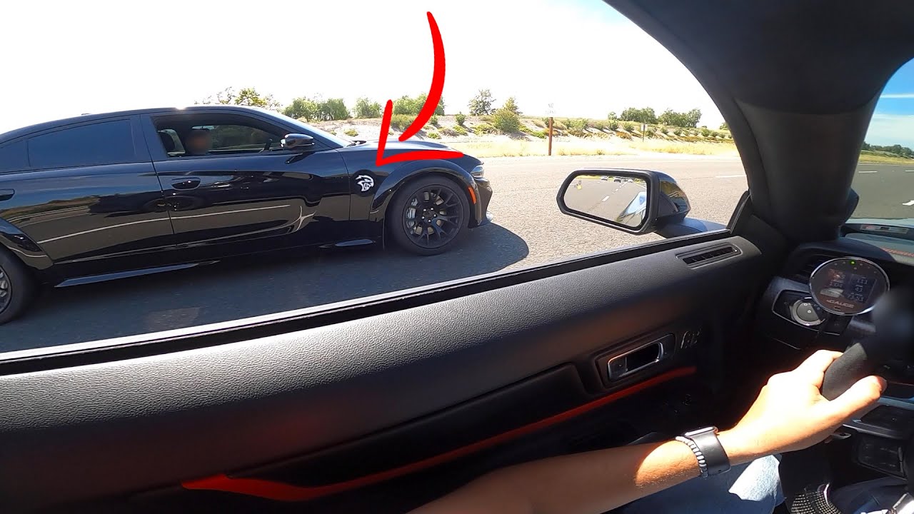 Издеваюсь над Hellcat Charger на своём Mustang с наддувом!! Извините!
