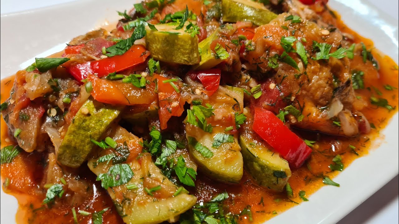 Tocanita cu vinete, dovlecei, morcovi, ardei, roșii, ceapa si pui - ghiveci de legume cu pui